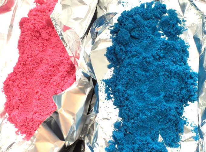 Prepare colored sugar for the oven