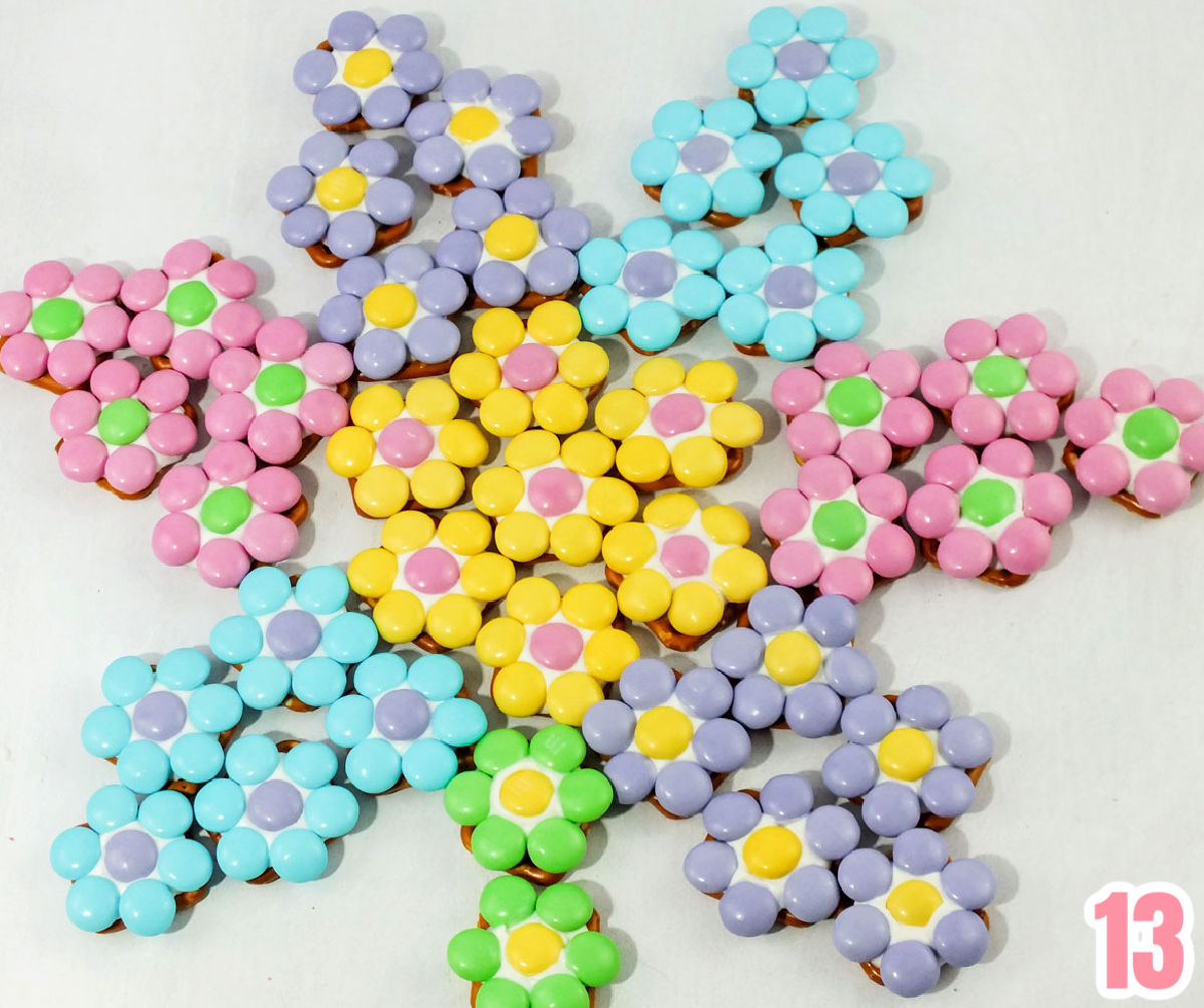 Closeup pe mușcăturile de covrig de flori de primăvară aranjate în formă de floare.